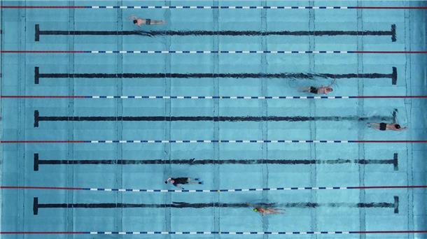 Keine großen Probleme in Bremer Freibädern laut Behörden Menschen schwimmen in einem Freibad.