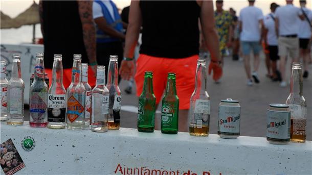 Mit Privatdetektiv gegen Sauftourismus am „Ballermann“ Menschen sind auf der Promenade am Strand von Arenal unterwegs (Archivbild). Gastronomen wollen mithilfe eines Privatdetektivs Beweise gegen Sauftouristen sammeln.