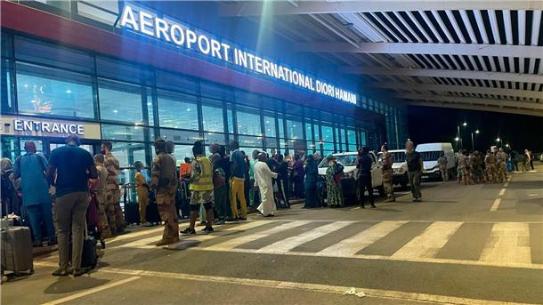 Menschen sind vor dem dem internationalen Flughafen von Niamey zu sehen. Knapp eine Woche nach dem Militärputsch im Niger hat Frankreich mit der Evakuierung seiner Staatsbürger aus dem westafrikanischen Land begonnen.