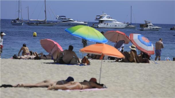 Briten wegen Vorwurfs der Vergewaltigung festgenommen Menschen sonnen sich am Strand von Magaluf.