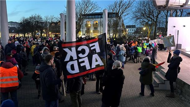 Zahlreiche Demonstrationen gegen rechts in Niedersachsen Menschen stehen bei einer Kundgebung bei einer Demonstration gegen rechts.