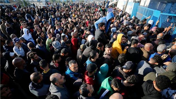 Menschen stehen in der Stadt Dair El-Balah im Gazastreifen an, um Mehl zu erhalten, das von der UN verteilt wird.