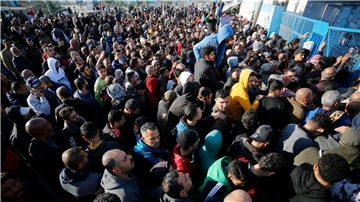 Menschen stehen in der Stadt Dair El-Balah im Gazastreifen an, um Mehl zu erhalten, das von der UN verteilt wird.