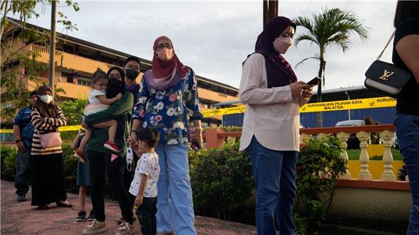 Enges Rennen bei Parlamentswahl in Malaysia Menschen stehen in Seberang Perai Schlange vor einem Wahllokal.