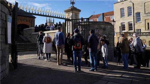 Schloss Windsor und Kapelle mit Grab der Queen geöffnet Menschen stehen Schlange, als Windsor Castle und die St. George’s Chapel zum ersten Mal seit dem Tod von Königin Elisabeth II. wieder für die Öffentlichkeit geöffnet werden.