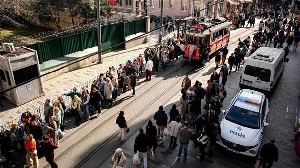 Russlands Wahlkommission spricht Putin Rekordergebnis zu Menschen stehen vor dem russischen Konsulat in Istanbul Schlange, um dort zu wählen.