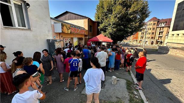 Menschen stehen vor einer Bäckerei in Stepanakert, Berg-Karabach, um Brot an. Die Lage in der Enklave spitzte sich aufgrund der Blockade zuletzt weiter zu.