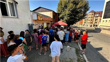 Menschen stehen vor einer Bäckerei in Stepanakert, Berg-Karabach, um Brot an. Die Lage in der Enklave spitzte sich aufgrund der Blockade zuletzt weiter zu.
