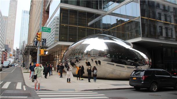 Wie Chicago: Auch New York hat jetzt eine „Bohne“ Menschen stehen vor einer neuen „Bohnen“-Skulptur von Künstler Anish Kapoor in New York.
