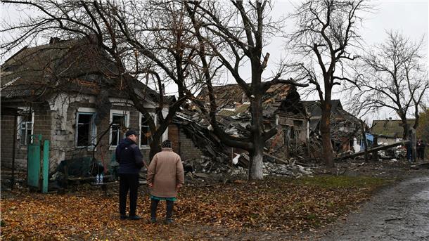 Krieg gegen die Ukraine: So ist die Lage Menschen stehen vor zerstörten Wohnhäusern in Pokrowsk.