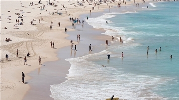 Menschen suchen Abkühlung am Bondi Beach in Sydney.