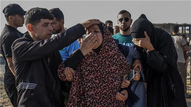 Human Rights Watch wirft USA mangelnde Kritik an Israel vor Menschen trauern in Rafah im Gazastreifen um Angehörige, die bei einem israelischen Luftangriff auf ihr Haus getötet wurden.
