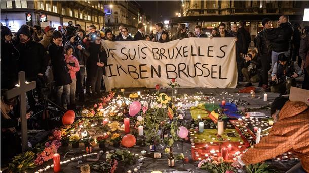 Terrorprozess in Brüssel: Auf der Suche nach Antworten Menschen trauern nach den islamistischen Terror-Anschlägen in Brüssel.