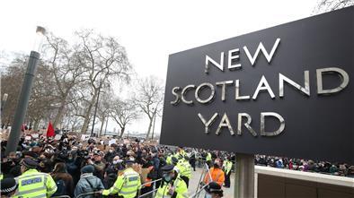 Menschen versammeln sich 2021 nach dem Mord an der Londonerin S. Everard vor dem New Scotland Yard zu einer Mahnwache.