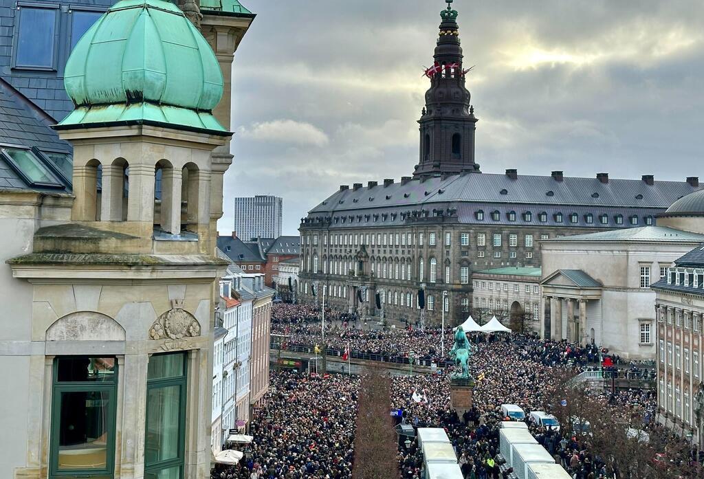 Königlicher Kuss: Frederik X. neuer König von Dänemark Menschen versammeln sich auf dem Platz von Schloss Christiansborg.