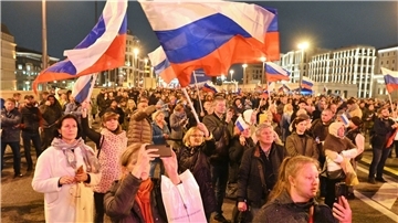 Menschen versammeln sich auf dem Roten Platz in Moskau, um die Annexion der ukrainischen Regionen zu feiern.