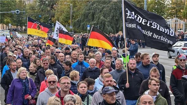 Menschen während einer Demonstration im Stadtzentrum von Frankfurt (Oder).