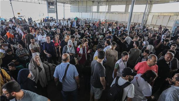 Verletzte aus Gaza kommen zur Behandlung nach Ägypten Menschen warten am Grenzübergang zwischen dem Gazastreifen und Ägypten.