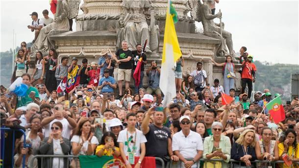Papst beim Weltjugendtag: „Wohin steuerst du, Europa?“ Menschen warten vor dem Präsidentenpalast auf die Ankunft des Papstes. Zehntausende Gläubige jubelten dem Pontifex zu und begrüßten ihn mit Fahnen und Postern.