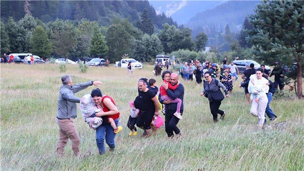 Mindestens elf Tote nach Erdrutsch im Kaukasus  Menschen werden nach einem Erdrutsch in der Nähe von Schowi in Georgien aus einem Ferienort evakuiert.