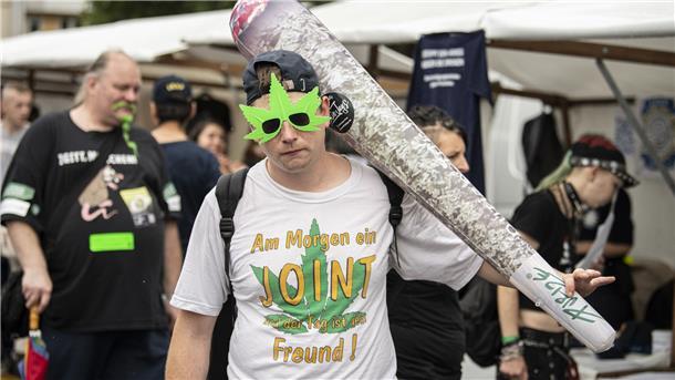 Menschen, wie dieser Mann auf der Hanf-Parade in Berlin, könnten von den Empfehlungen der Verkehrsexperten profitieren.