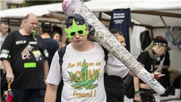 Menschen, wie dieser Mann auf der Hanf-Parade in Berlin, könnten von den Empfehlungen der Verkehrsexperten profitieren.