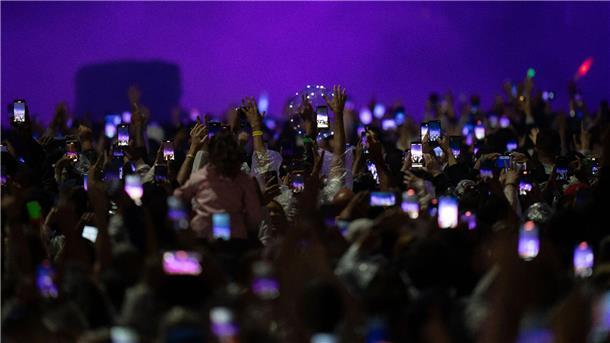 Eine Million Menschen feiern ikonisches Hotel an Copacabana Menschenmassen beim Auftritt des brasilianischen DJs Alok: Rio de Janeiro feiert das hundertjährige Bestehen des Hotels Copacabana Palace am Strand der Copacabana.