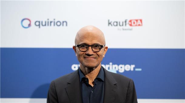 Microsoft-Chef: Bei Künstlicher Intelligenz achtsam bleiben Menschliche Fähigkeiten wie kritisches Denken würden in der Zukunft möglicherweise sogar noch wichtiger werden, prognostiziert der Microsoft-Chef.