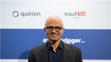 Menschliche Fähigkeiten wie kritisches Denken würden in der Zukunft möglicherweise sogar noch wichtiger werden, prognostiziert der Microsoft-Chef.