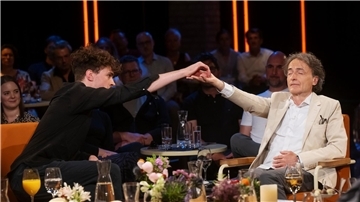 Mentalist Timon Krause (l) hypnotisiert Gastgeber der Radio Bremen-Talkshow Giovanni di Lorenzo in der Radio Bremen-Talkshow „3nach9“ live im Studio.