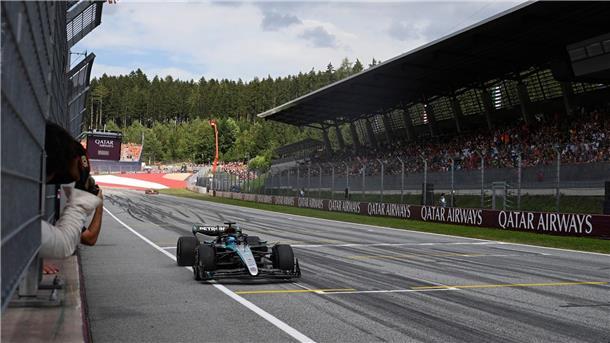Mercedes-Pilot George Russell fährt in Spielberg als Erster über die Ziellinie.