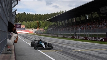 Mercedes-Pilot George Russell fährt in Spielberg als Erster über die Ziellinie.