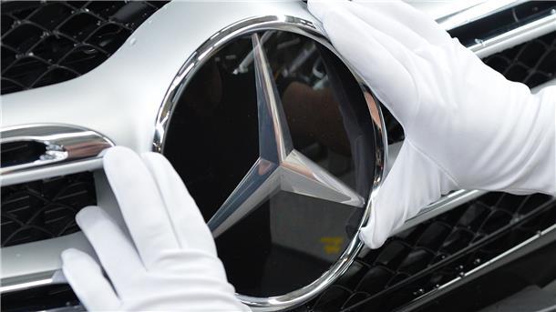 Mercedes-Benz ruft mehr als 100.000 Fahrzeuge zurück Mercedes ruft Fahrzeuge zurück. Grund ist die Gefahr eines Kurzschlusses.