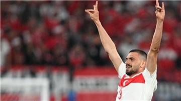Merih Demiral formte nach seinem zweiten Treffer gegen Österreich mit beiden Händen das Zeichen der „Grauen Wölfe“.