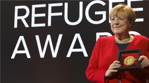 Merkel kritisiert Asyl-Zurückweisungen - Frei kontert Merkel bei einer Preisverleihung für ihre Flüchtlingspolitik
