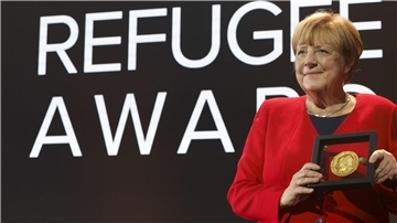 Merkel bei einer Preisverleihung für ihre Flüchtlingspolitik
