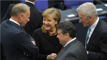 Merkel und Trittin (l) kennen sich aus vielen Jahren parlamentarischer Arbeit.