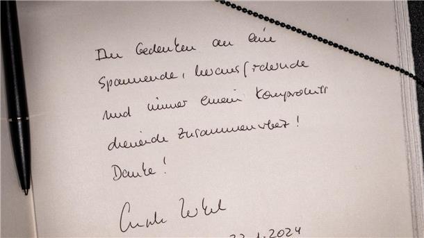 Trauerstaatsakt für Wolfgang Schäuble in Berlin Merkels Eintrag ins Kondolenzbuch.