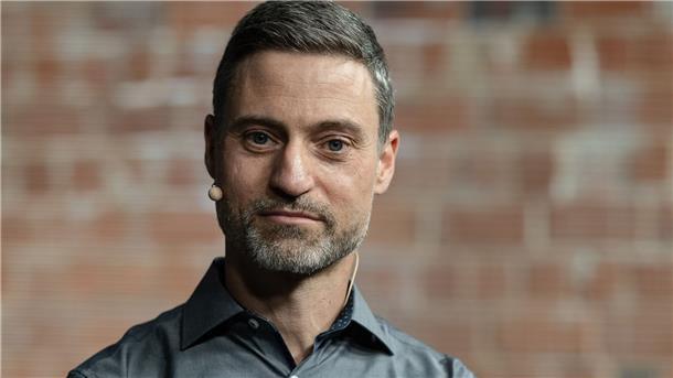 Mendel wirft documenta-Kuratoren autoritäres Verhalten vor Meron Mendel, Direktor der Bildungsstätte Anne Frank, spricht bei einem Podium der Bildungsstätte Anne Frank.