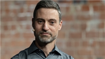 Meron Mendel, Direktor der Bildungsstätte Anne Frank, spricht bei einem Podium der Bildungsstätte Anne Frank.