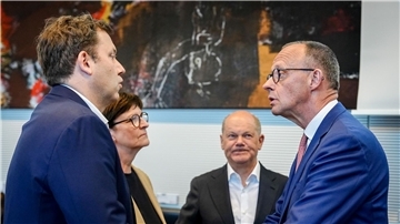 Merz besuchte am Abend vor der Kanzler-Wahl die SPD-Fraktion. 