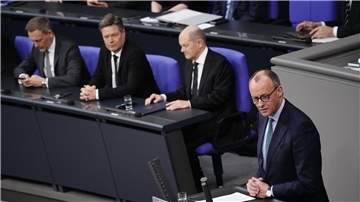 Merz (v.r.n.l.), Scholz, Habeck und Lindner verlieren laut einer Untersuchung Vertrauen in der gesellschaftlichen Mitte.