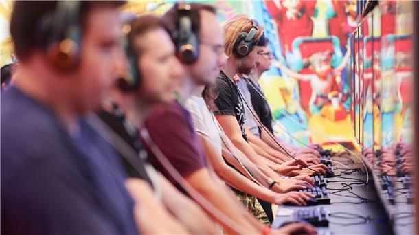 Studie: Gaming-Industrie mit steigenden Umsätzen Messebesucher der Computer- und Videospielemesse „Gamescom“ testen ein Computerspiel.