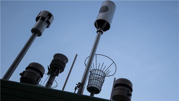 Luft-Messungen könnten Daten zu Artenvielfalt liefern Messgeräte stehen auf einer Luft-Messstation der Landesanstalt für Umwelt Baden-Württemberg (LUBW) in der Stuttgarter Innenstadt.