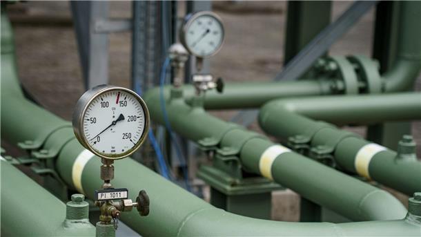 Deutschland will Umlage für Gastransit abschaffen Messinstrumente zeigen den Leitungsdruck beim Gasspeicher der Stadtwerke Kiel an.