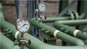 Messinstrumente zeigen den Leitungsdruck beim Gasspeicher der Stadtwerke Kiel an.