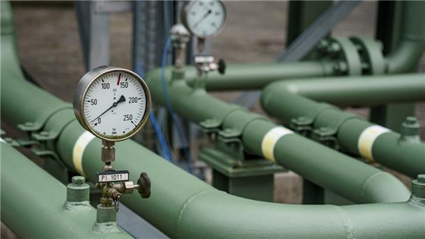 Messinstrumente zeigen den Leitungsdruck der Rohrleitungen eines Gaspeichers an. Mehrere Bundesländer wollen über die Notfallpläne mitbestimmen, nach denen hierzulande das Gas bei akuter Knappheit verteilt und rationiert würde.