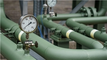 Messinsturmente zeigen den Leitungsdruck von Rohrleitungen eines Gaspeichers an.