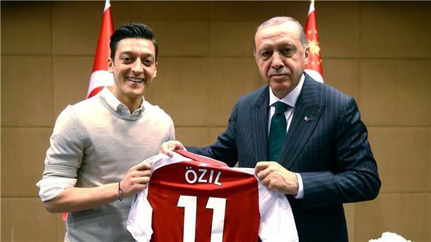 Mesut Özil und Recep Tayyip Erdogan am 14.05.2018. Der Fußballer hat erneut ein Foto mit dem wiedergewählten türkischen Präsidenten geteilt.