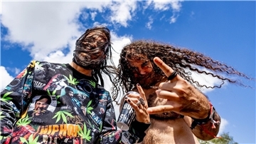 Metal-Fans des diesjährigen Festivals in Wacken posieren für die Kamera.